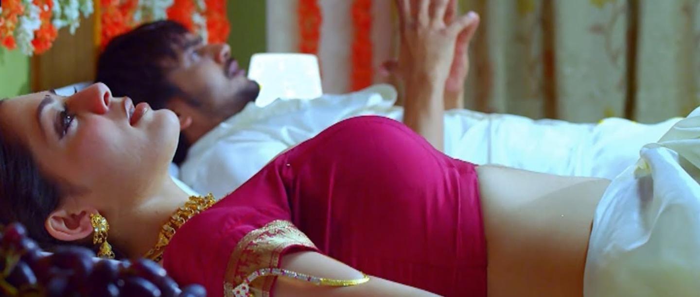 இருட்டில் இருந்து படிக்கும்.. இது இளமைக்கதையின் சுருக்கம்.. முதல் முதல் இணையும் அந்த இரவு!