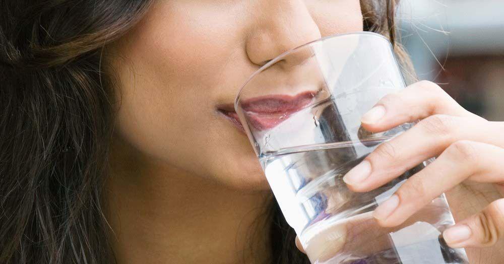 காலையில் வெறும் வயிற்றில் தண்ணீர் குடிப்பதால் ஏற்படும் நன்மைகள் (Benefits Of Drinking Water On An Empty Stomach In Tamil)